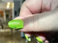 Zastanawiasz się, ile schnie lakier do paznokci? Ten zielony neonowy manicure wygląda na świeży, ale czy jest już suchy?