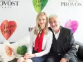 Franck Provost i uśmiechnięta kobieta siedzą na kanapie. W tle logo Franck Provost i serca z napisem "J'aime my...".