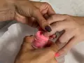 Manicure z użyciem pudru akrylowego – świetna alternatywa co zamiast hybrydy. Różowy puder na paznokciu.