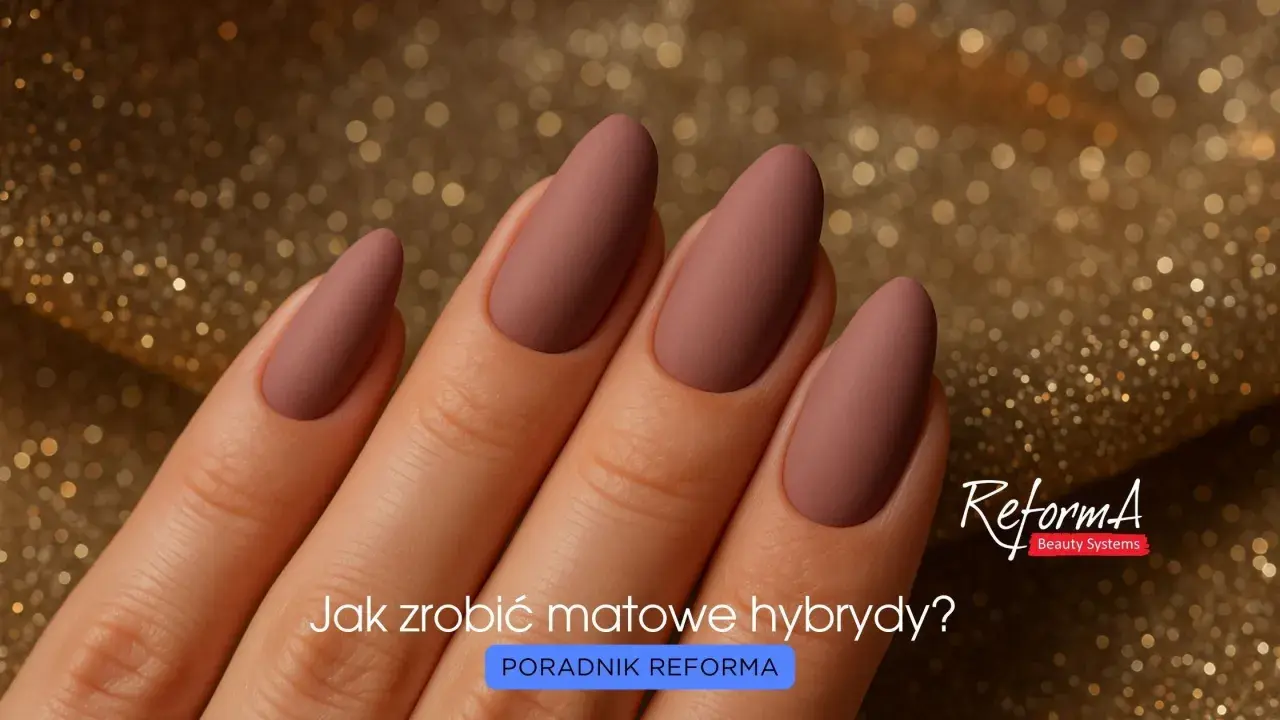 Dłoń z eleganckimi, matowymi paznokciami w odcieniu pudrowego różu. Tekst "Jak zrobić matowe hybrydy?" sugeruje poradnik.