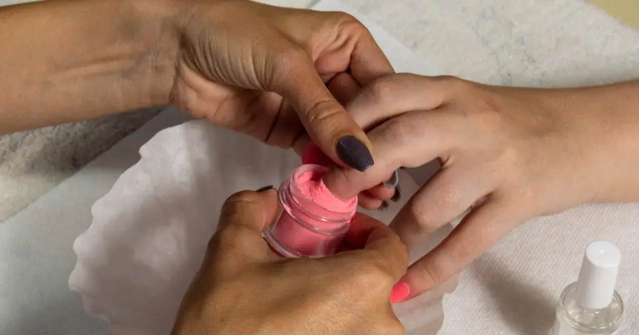 Manicure z użyciem pudru akrylowego – świetna alternatywa co zamiast hybrydy. Różowy puder na paznokciu.
