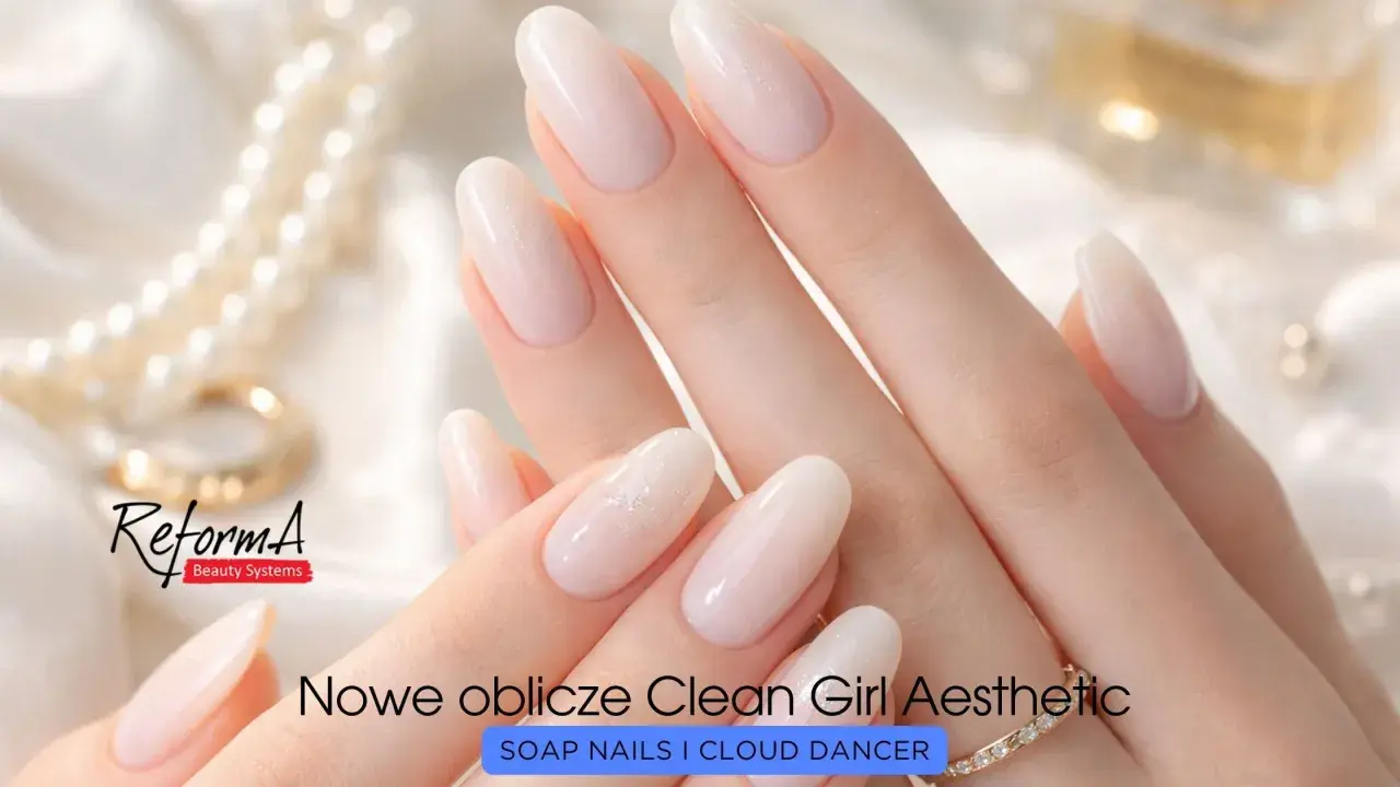 Delikatne, mleczne paznokcie w stylu clean girl, ozdobione subtelnym brokatem. Idealne dla każdej kobiety ceniącej elegancję.