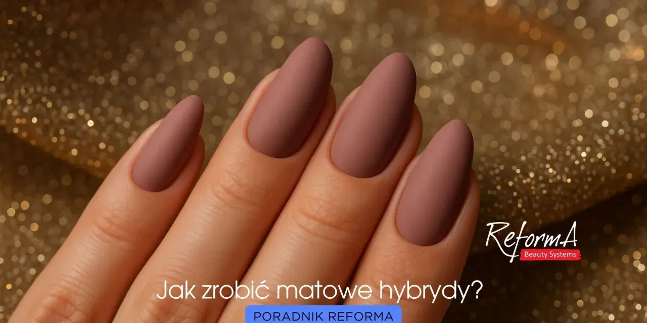 Dłoń z eleganckimi, matowymi paznokciami w odcieniu pudrowego różu. Tekst "Jak zrobić matowe hybrydy?" sugeruje poradnik.