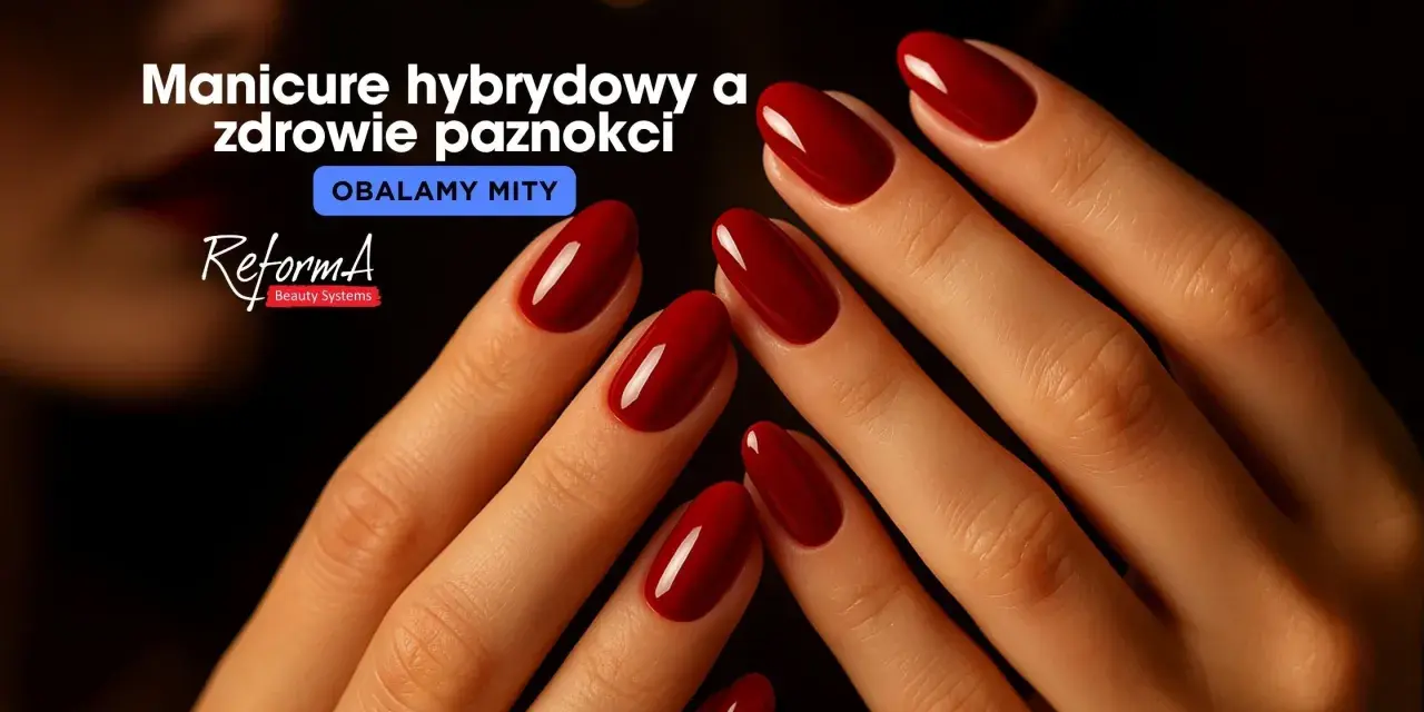 Dłonie z idealnym, czerwonym manicurem hybrydowym. Czy hybryda niszczy paznokcie? Obalamy mity!