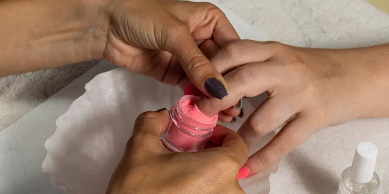 Manicure z użyciem pudru akrylowego – świetna alternatywa co zamiast hybrydy. Różowy puder na paznokciu.