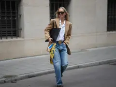 Eleganckie stylizacje z jeansami: luźne dzwony, biała koszula i beżowa marynarka tworzą modny look.