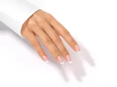 Dłoń z perfekcyjnym manicurem francuskim, z białymi końcówkami paznokci na jasnoróżowym tle.