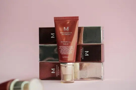 Krem BB Missha Perfect Cover, który rozjaśnia cerę, leczy zmarszczki i przebarwienia. Czym się różni krem CC od BB? Ten produkt to BB.