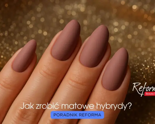 Dłoń z eleganckimi, matowymi paznokciami w odcieniu pudrowego różu. Tekst "Jak zrobić matowe hybrydy?" sugeruje poradnik.