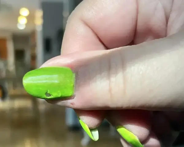 Zastanawiasz się, ile schnie lakier do paznokci? Ten zielony neonowy manicure wygląda na świeży, ale czy jest już suchy?