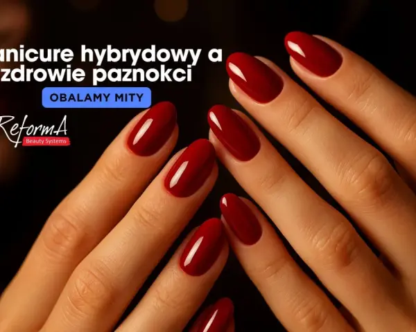Dłonie z idealnym, czerwonym manicurem hybrydowym. Czy hybryda niszczy paznokcie? Obalamy mity!