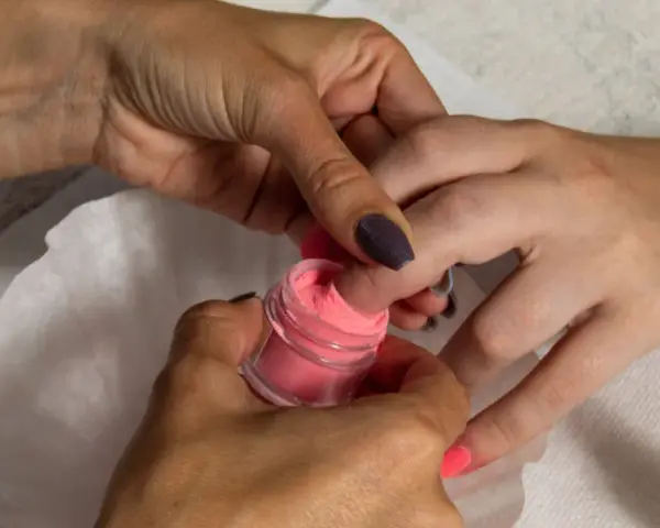 Manicure z użyciem pudru akrylowego – świetna alternatywa co zamiast hybrydy. Różowy puder na paznokciu.