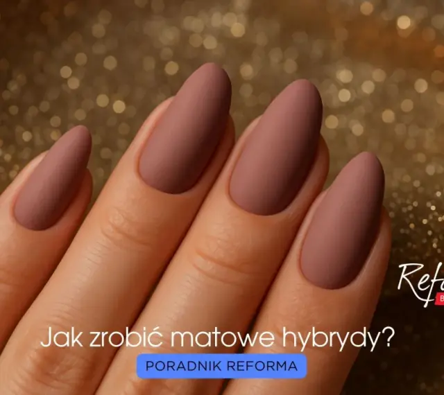 Dłoń z eleganckimi, matowymi paznokciami w odcieniu pudrowego różu. Tekst "Jak zrobić matowe hybrydy?" sugeruje poradnik.