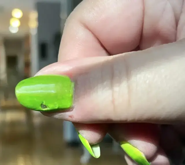 Zastanawiasz się, ile schnie lakier do paznokci? Ten zielony neonowy manicure wygląda na świeży, ale czy jest już suchy?