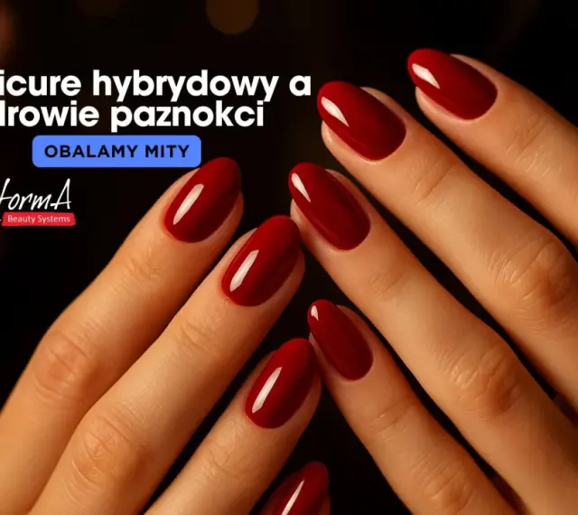 Dłonie z idealnym, czerwonym manicurem hybrydowym. Czy hybryda niszczy paznokcie? Obalamy mity!