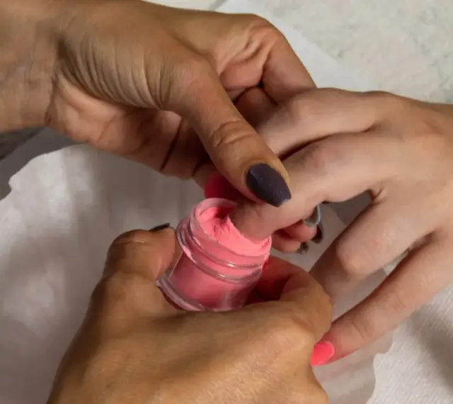 Manicure z użyciem pudru akrylowego – świetna alternatywa co zamiast hybrydy. Różowy puder na paznokciu.