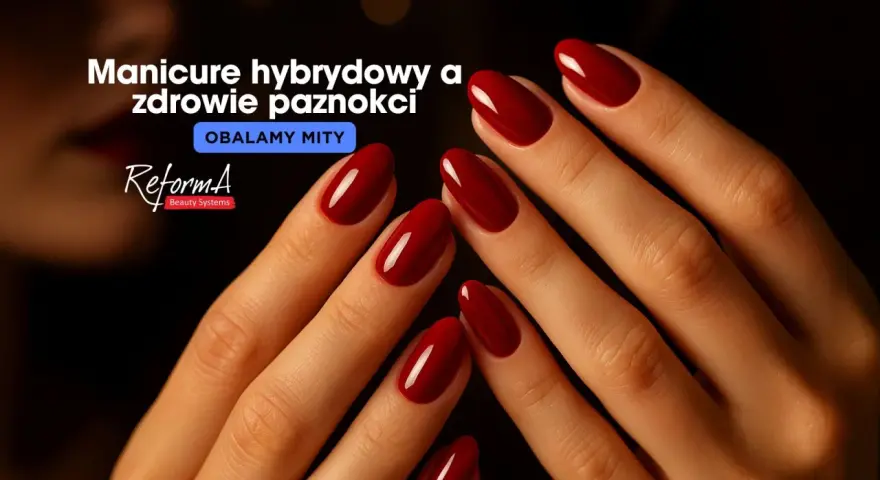 Dłonie z idealnym, czerwonym manicurem hybrydowym. Czy hybryda niszczy paznokcie? Obalamy mity!