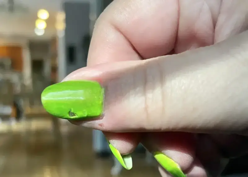 Zastanawiasz się, ile schnie lakier do paznokci? Ten zielony neonowy manicure wygląda na świeży, ale czy jest już suchy?